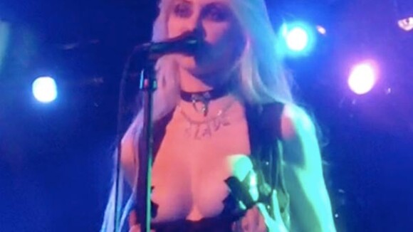 Quand Taylor Momsen exhibe sa poitrine en plein concert...