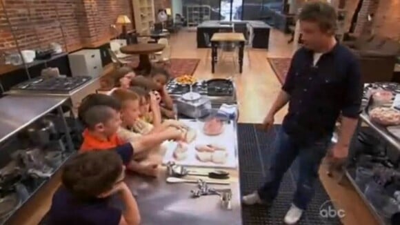 Le Chef Jamie Oliver montre la fabrication des nuggets à de jeunes Américains...