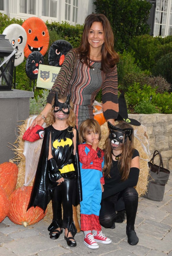 Carnaval chez Pottery Barn Kids pour Operation Smile, à Los Angeles, le 23 octobre 2010 : Brooke Burke et sa petite famille