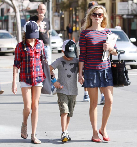Reese Witherspoon à Brentwood, avec ses enfants Deacon et Ava, le 24 octobre 2010