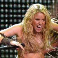Shakira : Quand des fans lui sautent dessus en plein concert !