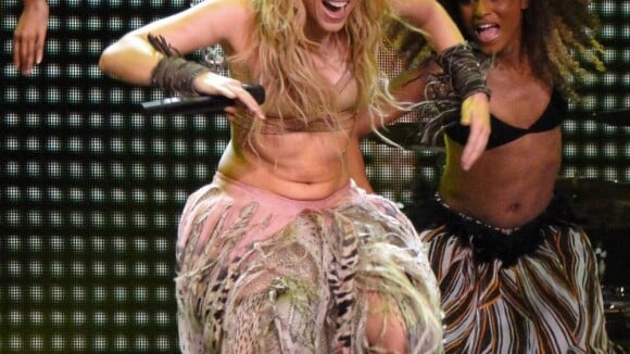 Shakira : Quand des fans lui sautent dessus en plein concert !