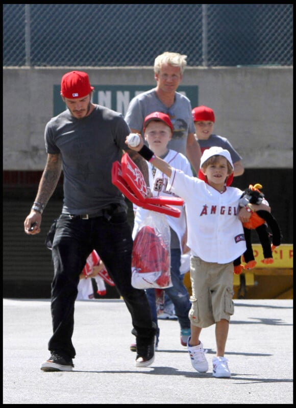 David Beckham et ses fils Brooklyn, Romeo, et Cruz, à la sortie de leur entraînement de sport.