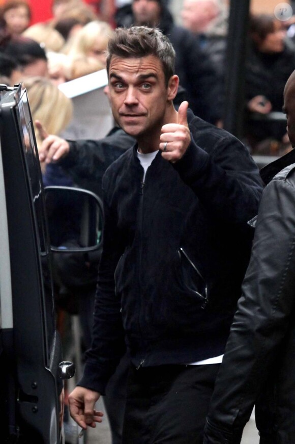 Robbie Williams et Take That quittent les studios de Radio 1 à Londres, le 27 octobre 2010