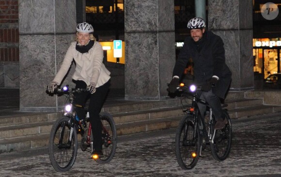 Le 26 octobre 2010, pour célébrer le centenaire de l'Association nationale de vélo, Haakon et Mette-Marit de Norvège sont arrivés... à bicyclette !