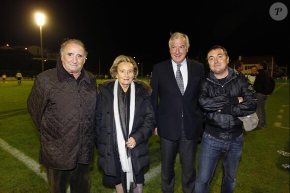Claude Brasseur, Bernadette Chirac, le maire de la ville Peyuco Duhart et Fabien Onteniente lors du match de charité du Variétés club de France contre la sélection Geodis, à Saint-Jean-de-Luz, le 13 octobre 2010