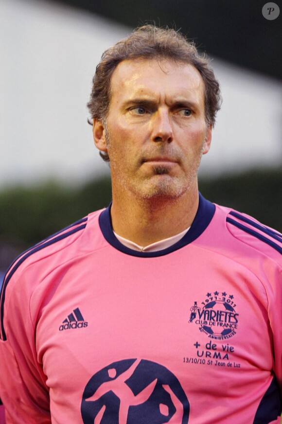 Laurent Blanc lors du match de charité du Variétés club de France contre la sélection Geodis, à Saint-Jean-de-Luz, le 13 octobre 2010
