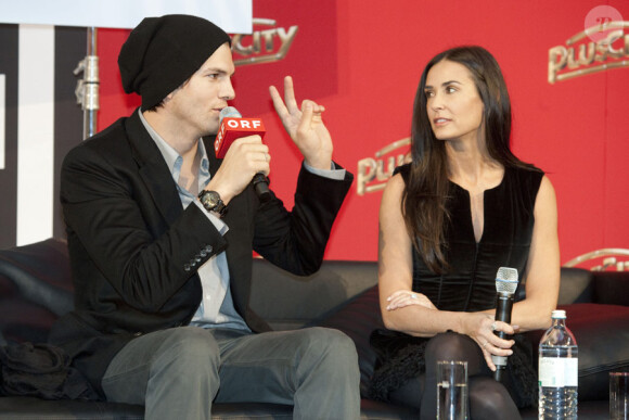 Ashton Kutcher et sa femme Demi Moore en Autriche à Linz le 29 octobre 2010 pour une conférence de presse à propos de leur association DNA