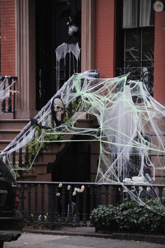 Milo, le fils de Liv Tyler, décore le domicile familial à 48h de la fête de Halloween, vendredi 29 octobre, à New York.