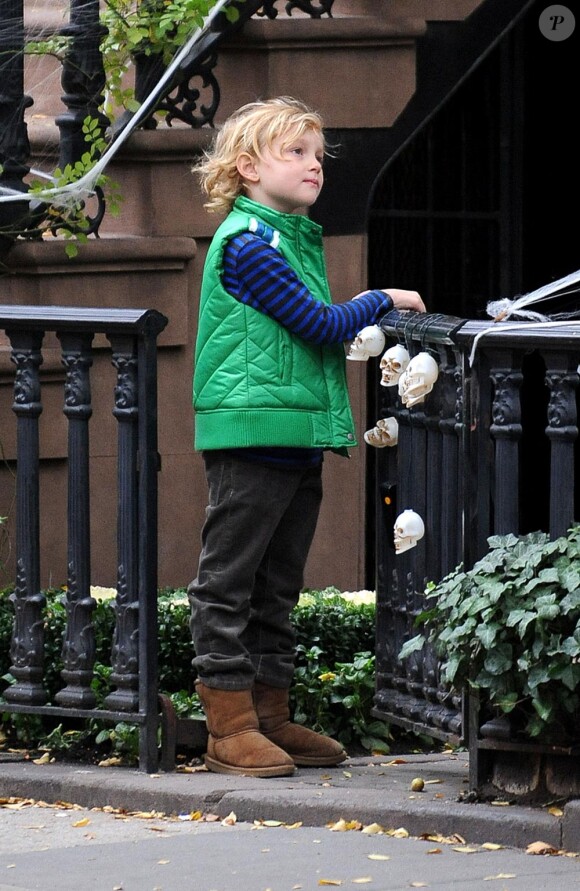 Milo, le fils de Liv Tyler, décore le domicile familial à 48h de la fête de Halloween, vendredi 29 octobre, à New York.