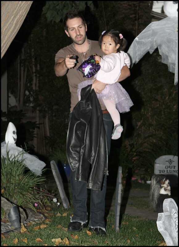 Katherine Heigl et Josh Kelley fêtent Halloween avec leur petite Naleigh, le 31/10/10