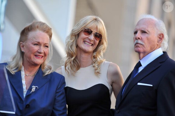 Laura Dern, entourée de ses parents Diane Ladd et Bruce Dern, lors de l'inauguration de leurs trois Etoiles sur le Walk of Fame d'Hollywood Boulevard, à Los Angeles, le 1er novembre 2010.