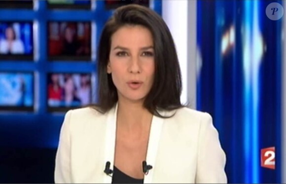 Marie Drucker, très chic dans son tailleur blanc pour la présentation du JT de 20 Heures de France 2, samedi 30 octobre 2010. A un détail près...