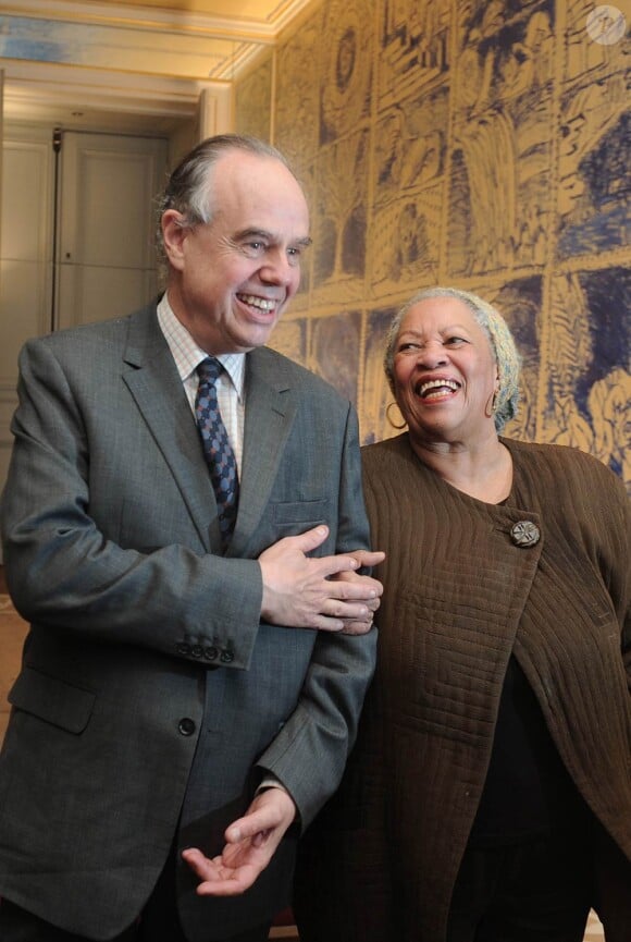 Mercredi 3 novembre 2010, l'auteure Toni Morrison, déjà lauréate du Pulitzer et du Nobel de littérature, recevait les insignes d'officier de la Légion d'honneur des mains de Frédéric Mitterrand, à Paris.