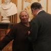 Mercredi 3 novembre 2010, l'auteure Toni Morrison, déjà lauréate du Pulitzer et du Nobel de littérature, recevait les insignes d'officier de la Légion d'honneur des mains de Frédéric Mitterrand, à Paris.