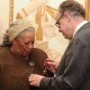 Mercredi 3 novembre 2010, l'auteure Toni Morrison, déjà lauréate du Pulitzer et du Nobel de littérature, recevait les insignes d'officier de la Légion d'honneur des mains de Frédéric Mitterrand, à Paris.