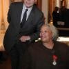 Mercredi 3 novembre 2010, l'auteure Toni Morrison, déjà lauréate du Pulitzer et du Nobel de littérature, recevait les insignes d'officier de la Légion d'honneur des mains de Frédéric Mitterrand, à Paris.
