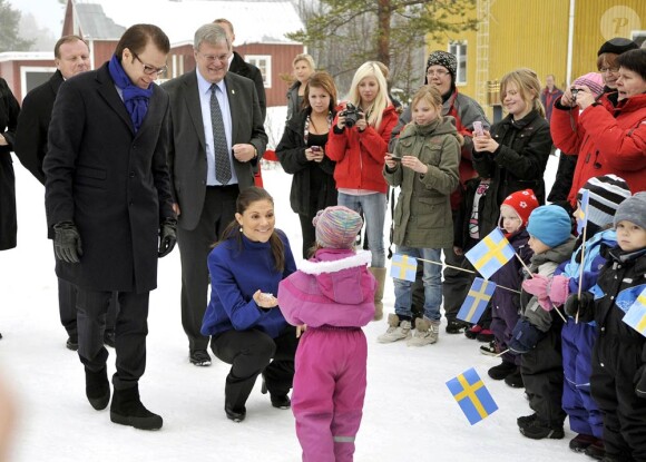 Victoria et Daniel de Suède entamaient mercredi 3 novembre 2010 leur visite de trois jours en Botnie septentrionale, en Suède. L'accueil réservé par les enfants était impressionnant !