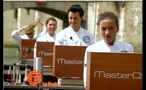 Marine, Anne, Romain et Agathe subissent l'épreuve de la boîte-mystère... ue boîte spéciale ! (finale de MasterChef - 4 novembre 2010)
