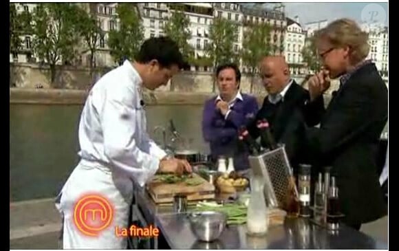 Les jurés "cuisinent" Romain... (finale de MasterChef - 4 novembre 2010)