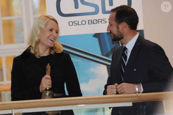 Mette-Marit et Haakon de Norvège à la Bourse d'Oslo le 4 novembre 2010.
