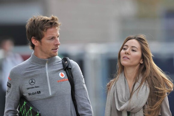 A la veille du Grand Prix du Brésil, Jenson Button, champion du monde en titre de F1, a échappé de peu, samedi 6 novembre, à un gang armé... (photo : octobre 2010, en Corée du Sud avec sa compagne Jessica Michibata)