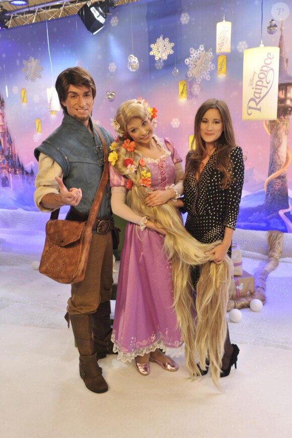 Les personnages Flynn et Raiponce avec Maeva Méline lors de la présentation du film Raiponce à Disneyland Paris le 6 novembre 2010
