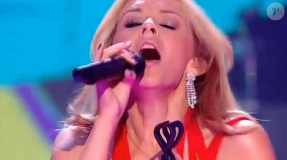 Kylie Minogue interprète Better Than Today sur le plateau du X Factor anglais, à Londres, le 7 novembre 2010