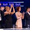 Kylie Minogue interprète Better Than Today sur le plateau du X Factor anglais devant le jury composé de Louis Walsh, Dannii Minogue, Cheryl Cole et Simon Cowell, à Londres, le 7 novembre 2010