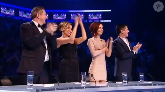 Kylie Minogue interprète Better Than Today sur le plateau du X Factor anglais devant le jury composé de Louis Walsh, Dannii Minogue, Cheryl Cole et Simon Cowell, à Londres, le 7 novembre 2010