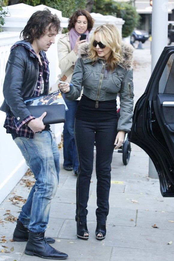 Kylie Minogue à la sortie de son domicile londonien se rend sur le plateau de X Factor, à Londres, le 7 novembre 2010