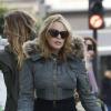 Kylie Minogue à la sortie de son domicile londonien se rend sur le plateau de X Factor, à Londres, le 7 novembre 2010