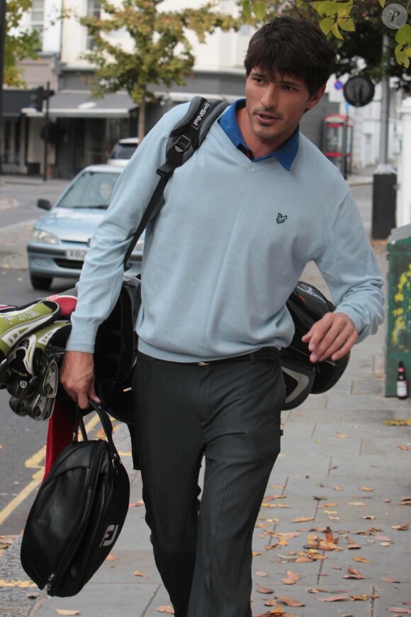Andres Velencoso à la sortie de son domicile londonien par jouer au golf, à Londres, le 7 novembre 2010