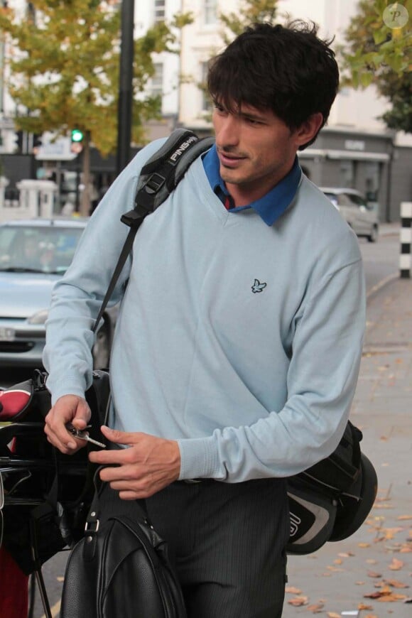 Andres Velencoso à la sortie de son domicile londonien par jouer au golf, à Londres, le 7 novembre 2010