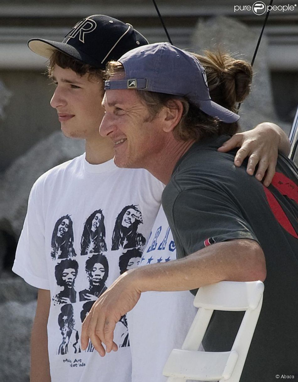 Sean Penn et son fils Hooper en février 2009 Purepeople