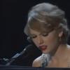 Taylor Swift interprétait son titre Back to December (sa chanson "dédiée" à Taylor Lautner) aux CMA Awards, le 10 novembre 2010.