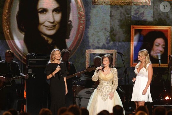 CMA Awards, le 10 novembre 2010 à Nashville : Sheryl Crow avec Loretta Lynn et Miranda Lambert