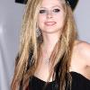 Dans un communiqué posté sur son site officiel, Avril Lavigne s'en prend violemment à sa maison de disques RCA.