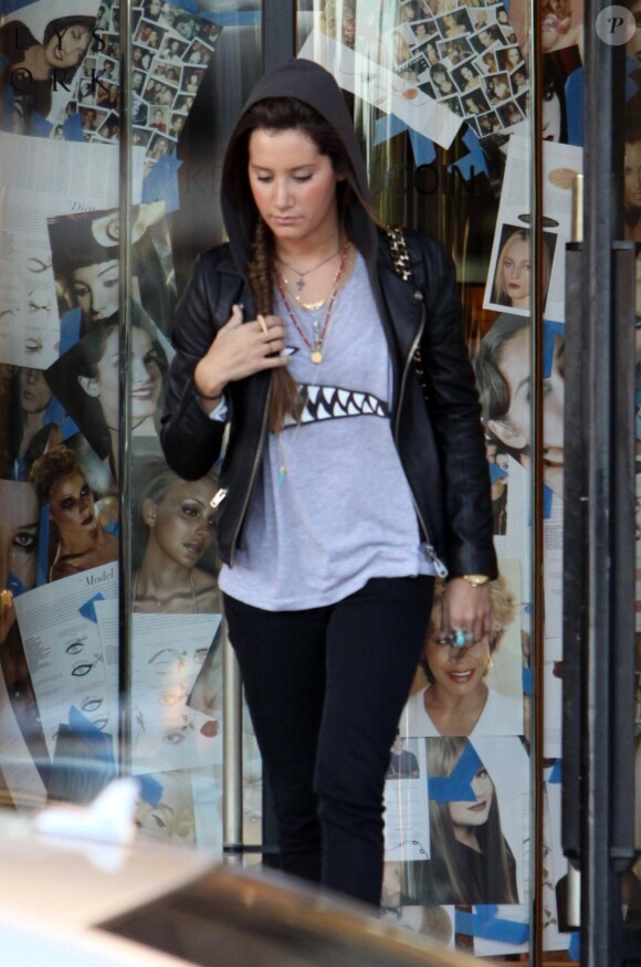 Ashley Tisdale s'offre une séance de shopping au centre commercial Barney's, à Los Angeles, vendredi 12 novembre.