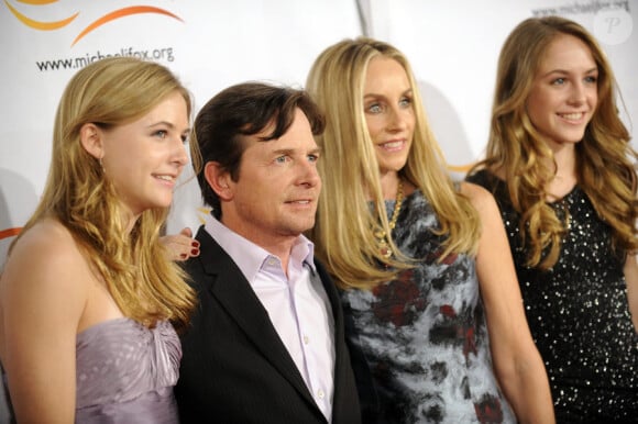 Michael J. Fox avec ses filles Aquinnah et Schuyler ainsi que sa femme Tracy Pollan lors du gala "A Funny Thing Happened On The Way To Cure Parkinson" à New York le 13 novembre 2010