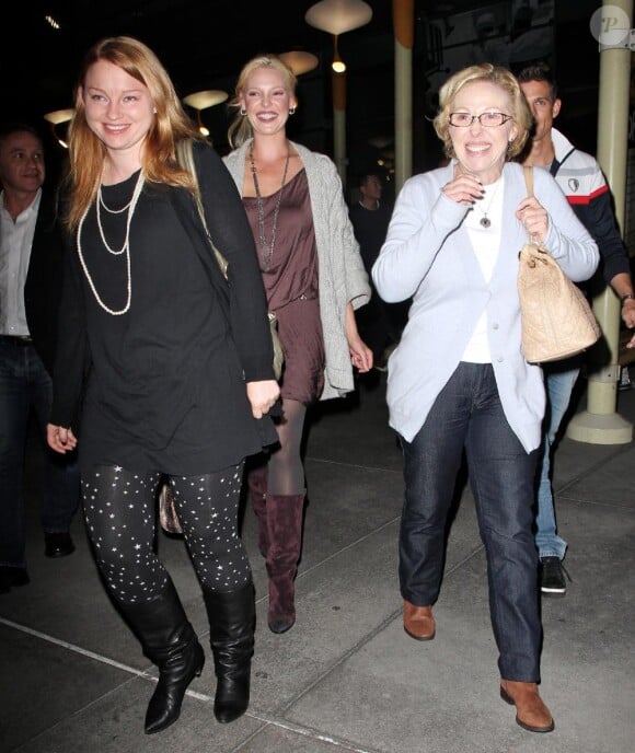 Katherine Heigl et sa mère Nancy se rendent à l'ArcLight Theatre d'Hollywood, à Los Angeles, afin de découvrir le nouveau film de Katherine, Bébé mode d'emploi, le 8 octobre 2010.