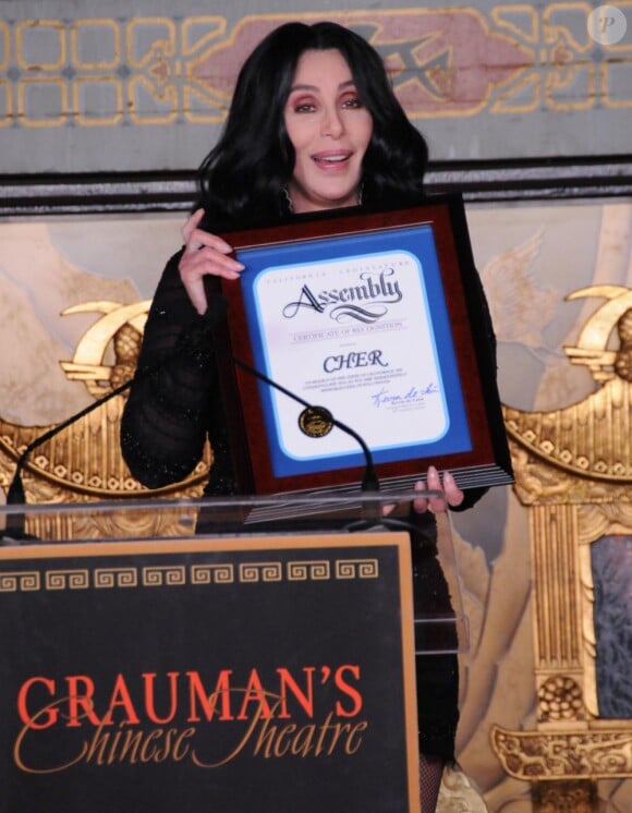 Cher laisse ses empreintes au Grauman's Chinese Theatre, à Hollywood, le 18 novembre 2010