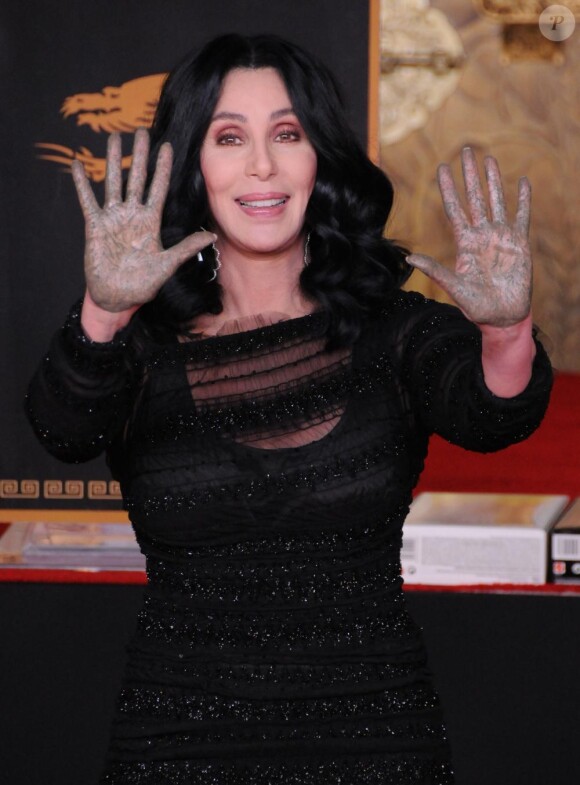Cher laisse ses empreintes au Grauman's Chinese Theatre, à Hollywood, le 18 novembre 2010