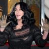 Cher laisse ses empreintes au Grauman's Chinese Theatre, à Hollywood, le 18 novembre 2010