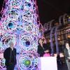 Mathilda May donne le coup d'envoi des illuminations de Noël du Forum des Halles, à Paris. La comédienne est en grande forme et prend son rôle très à coeur. 18 novembre 2010