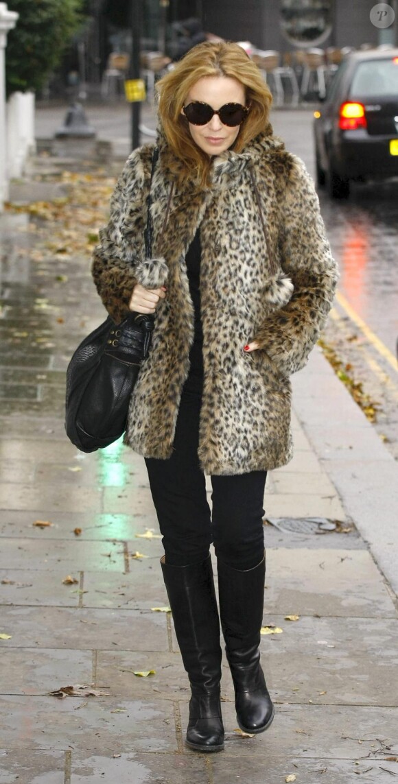 Manteau en fausse fourrure et total look black, une valeur sûre pour la délicieuse Kylie Minogue