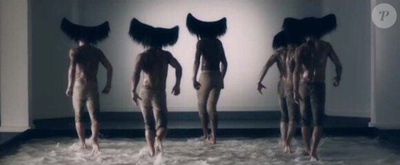 Images extraites du clip Oui mais... non de Mylène Farmer, novembre 2010
 