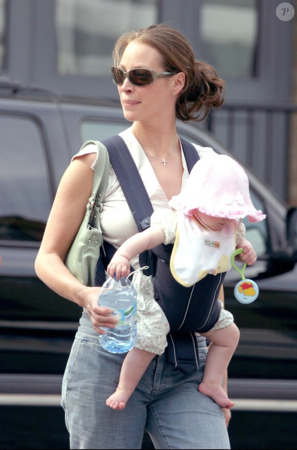 Christy Turlington, peu après la naissance de sa fille Grace en avril 2004