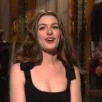 Anne Hathaway : Hilarante dans la peau de Katie Holmes et de Kate Middleton !