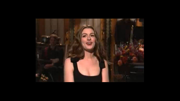 Anne Hathaway : Hilarante dans la peau de Katie Holmes et de Kate Middleton !